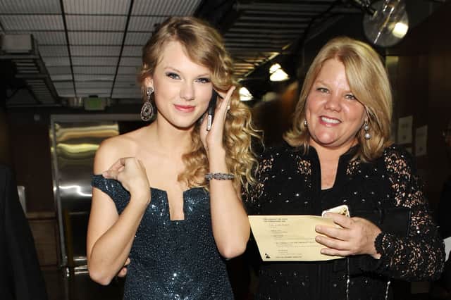 LOS ANGELES, CA - JANUARY 31:  Singer Taylor Swift (L) and her mom Andrea Swift backstage during the 52nd Annual GRAMMY Awards held at Staples Center on January 31, 2010 in Los Angeles, California.  (Photo by Christopher Polk/Getty Images)