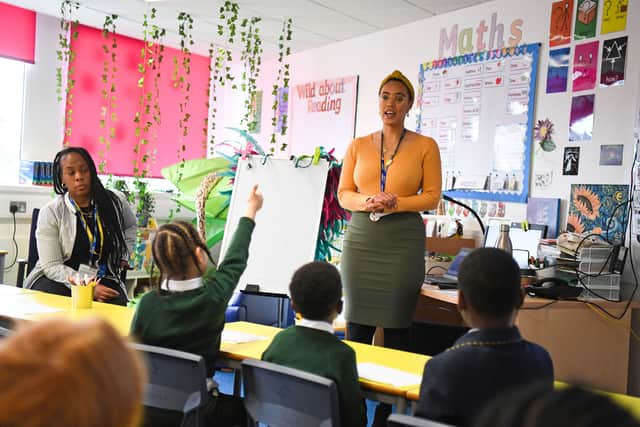 Teacher Natalie Andrew talks to her Year 2 primary school students at Halley House School in east London (Photo: DANIEL LEAL/AFP via Getty Images)
