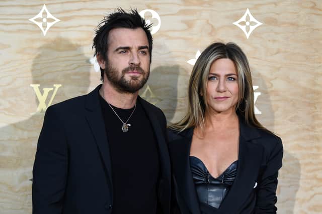 US actor Justin Theroux (L) and his wife US actress Jennifer Aniston (R) pose during a photocall ahead of a diner for the launch of a Louis Vuitton leather goods collection in collaboration with US artist Jeff Koons, at the Louvre in Paris on April 11, 2017. / AFP PHOTO / GABRIEL BOUYS        (Photo credit should read GABRIEL BOUYS/AFP via Getty Images)