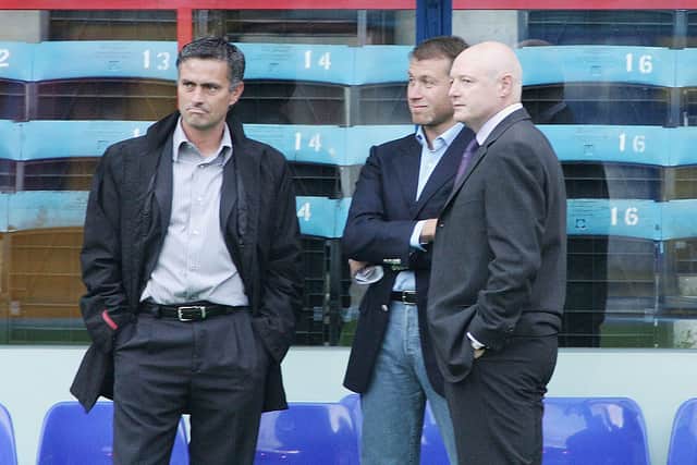 Jose Mourinho (L) with Abramovich and Peter Kenyon (R) in 2004