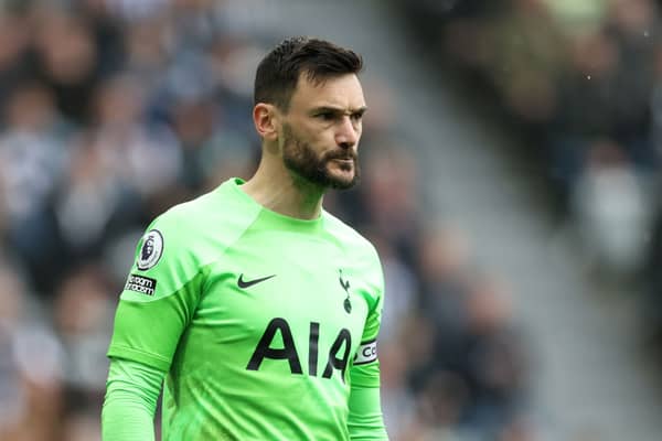 Hugo Lloris of Tottenham Hotspur gives the team instructions during the Premier League (Photo by Clive Brunskill/Getty Images)