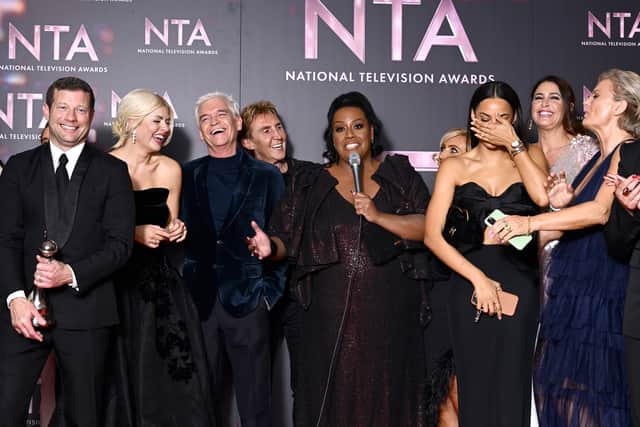 LONDON, ENGLAND - OCTOBER 13: (L-R) Dermot O'Leary, Holly Willoughby, Phillip Schofield, Nick Speakman, Alison Hammond, Eva Speakman, Rochelle Hume, Lisa Snowdon and Alice Beer with the team from 'This Morning', in the winners' room at the National Television Awards 2022 at OVO Arena Wembley on October 13, 2022 in London, England. (Photo by Gareth Cattermole/Getty Images)