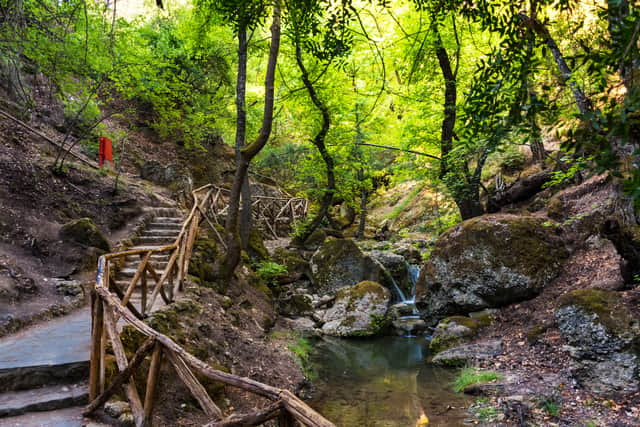 Perfect for a shaded, softly magic walk: the Valley of the Butterflies. Photo: adobestock