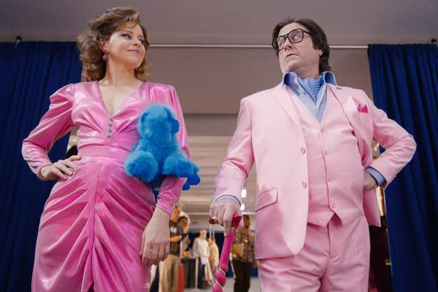 [L-R] Elizabeth Banks and Zach Galifianakis in "The Beanie Bubble" (Credit: Apple)