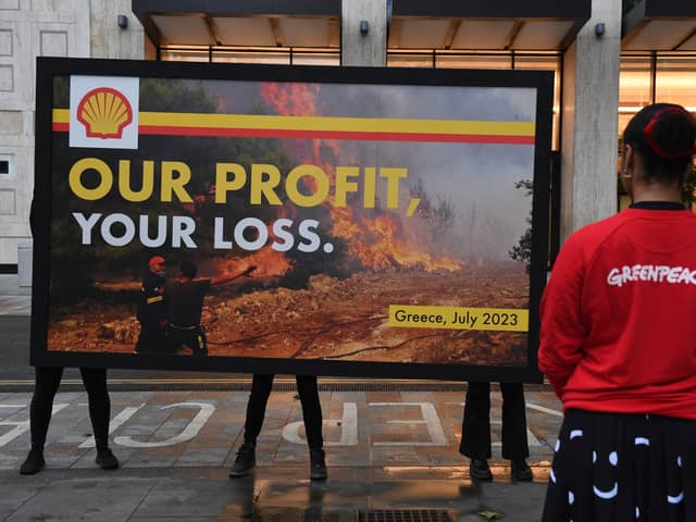Greenpeace protesters erect a giant spoof billboard outside Shell's London headquarters (Photo: Chris Ratcliffe/Greenpeace)