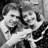 English journalists and broadcasters Nick Owen and Anne Diamond having a drink, UK, 1st February 1984. (Photo by Mike Moore/Daily Express/Hulton Archive/Getty Images)