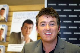 LONDON - NOVEMBER 20: Shane Richie signs copies of his autobiography "Rags to Richie" at Borders Oxford Street on November 20, 2003 in London. (Photo by Ian Walton/Getty Images)