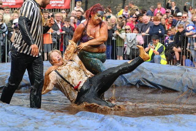 The international competition saw 16 men and eight women battle in the sauce-soaked ring