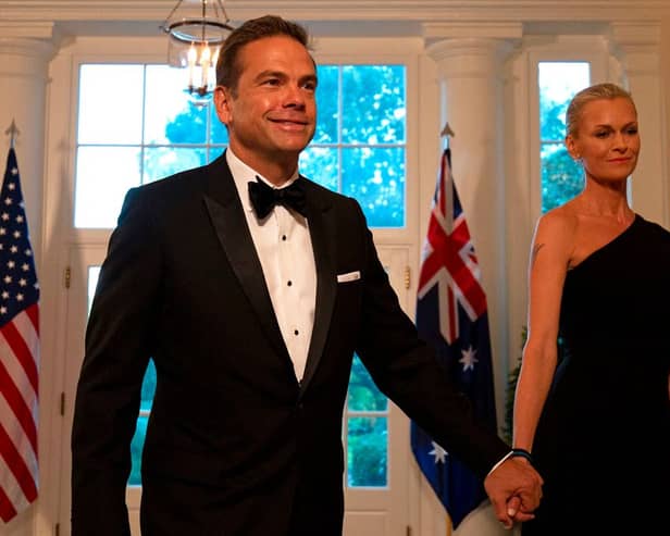 Fox Corporation Chief Executive Officer and Co-Chairman of News Corp Lachlan Murdoch (L) and his wife Sarah arrive in the Booksellers area of the White House to attend an Official Visit with a State Dinner honoring Australian Prime Minister Scott Morrison, in Washington, DC, on September 20, 2019. (Photo by Alastair Pike / AFP)        (Photo credit should read ALASTAIR PIKE/AFP via Getty Images)
