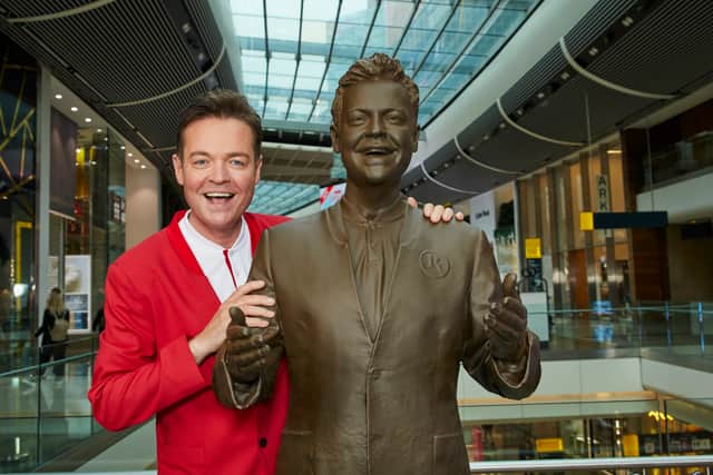 Stephen Mulhern with the lifesize statue of himself in Westfield Shopping Centre in Stratford, London, to mark the new Butlin's uniform 