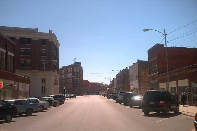 Looking south down KiHeKah Ave. towards the Triangle Building in the Central business district of Pawhuska. (Credit: Public Domain)