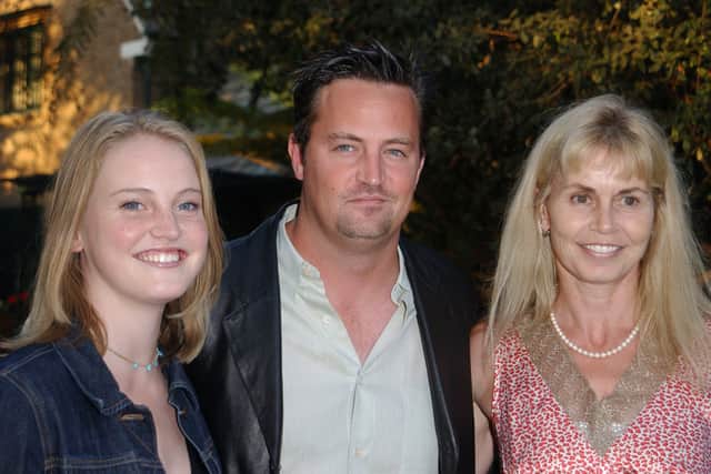 Matthew Perry (C), sister Emily Morrison (L) and mother Suzanne Morrison (2001) Getty 