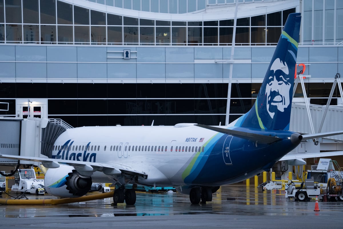 Alaska Air flight makes emergency landing as engine cover rips off