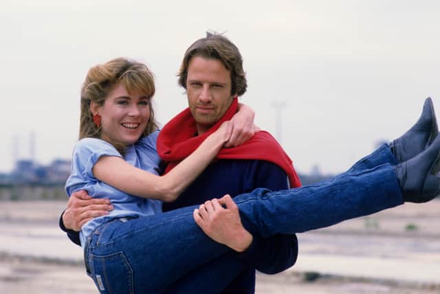  French actor Christopher Lambert and Roxanne Hart pose on a portrait session, Great Britain, June 1985.  (Photo by Georges De Keerle/Getty Images)
