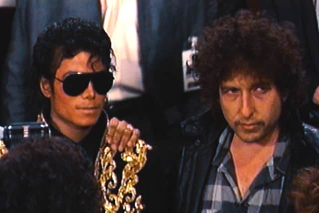 Michael Jackson and Bob Dylan during the recording of "We Are The World" (Netflix)