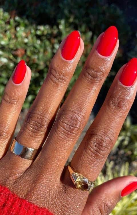 The classic red nail trend. Photo by Instagram.