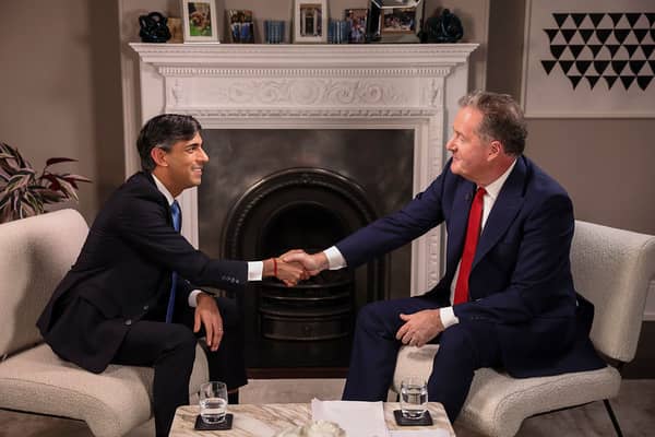 Rishi Sunak shakes hands with Piers Morgan over an £1,000 bet. Credit: TalkTV