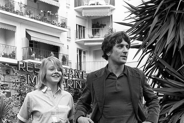 US actors Jodie Foster (L) and Robert de Niro, leading roles of Martin Scorsese film "Taxi driver", are pictured during the 30th Cannes Film Festival 20 May 1976. (Photo by - / AFP)