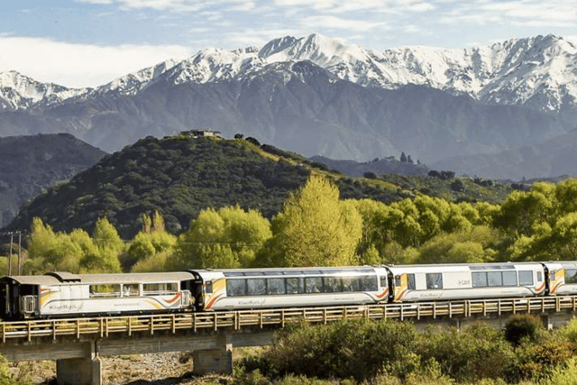 Channel 4 viewers can enjoy the sights of New Zealand on Saturday evening with the travelogue "New Zealand By Train" (Credit:Making Movies)