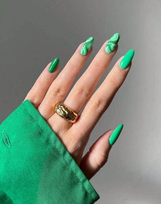 Bright green nail trend. Photo by Pinterest.