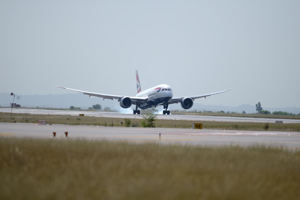 Watch Crazy Moment Plane Bounces On Runway Before Aborting Landing At Uk Airport