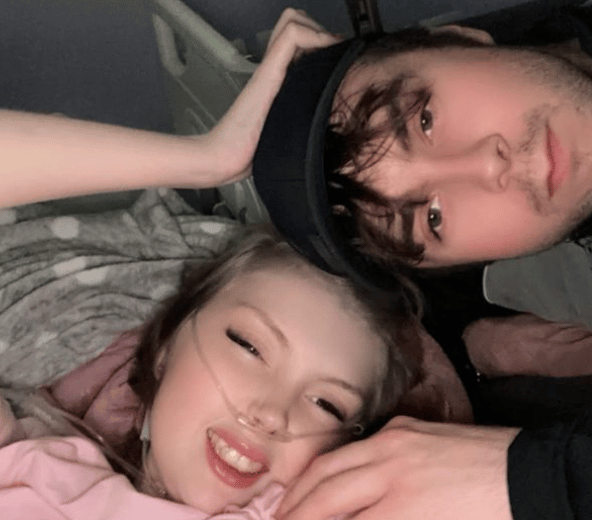 Late TikTok star Leah Smith with her boyfriend Andrew while she was in hospital receiving treatment for Ewing's Sarcoma. Photo by Instagram//xx_leahsmith.