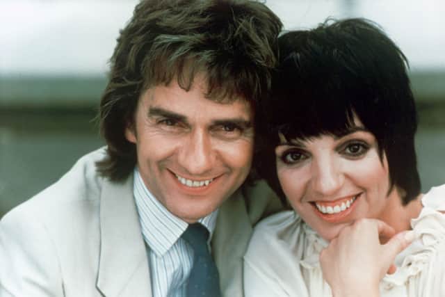Actor Dudley Moore poses with actress Liza Minnelli on the set of the film "Arthur", circa 1981. (Photo by Getty Images)