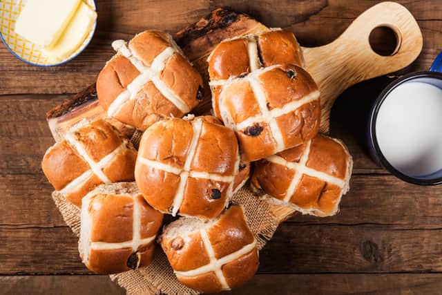 Hot cross buns have a cocktail of ingredients deadly to dogs (Photo: Adobe Stock)