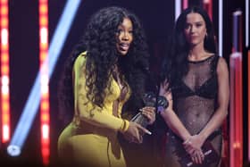 (L-R) SZA accepts the Song of the Year Award for "Kill Bill" onstage from Katy Perry during the 2024 iHeartRadio Music Awards at Dolby Theatre on April 01, 2024 in Hollywood, California. (Photo by Amy Sussman/Getty Images)