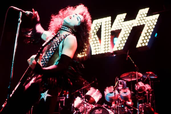 Paul Stanley (left) and Peter Criss performing with American heavy metal group Kiss on their second UK appearance, at the Hammersmith Odeon, London, 16th May 1976. (Photo by Michael Putland/Getty Images).