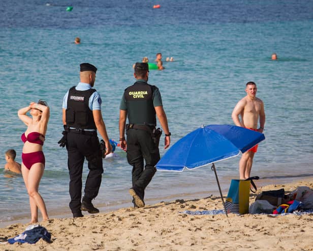 A French gendarme (L) and a Spanish civil guard patrol together along the beach in the Magaluf holiday resort in 2022 (Photo: JAIME REINA/AFP via Getty Images)