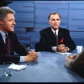 News anchor Robert MacNeil, who founded ‘PBS NewsHour’ has died at the age of 93. Former US President and then Governor Bill Clinton (D-AR) and former California governor Jerry Brown speak with news anchor Robert MacNeil during a taping of the MacNeil-Lehrer News Hour April 1, 1992 in New York City