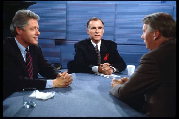 News anchor Robert MacNeil, who founded ‘PBS NewsHour’ has died at the age of 93. Former US President and then Governor Bill Clinton (D-AR) and former California governor Jerry Brown speak with news anchor Robert MacNeil during a taping of the MacNeil-Lehrer News Hour April 1, 1992 in New York City
