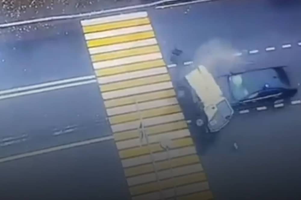 BMW rams into street sweeper in Moscow 