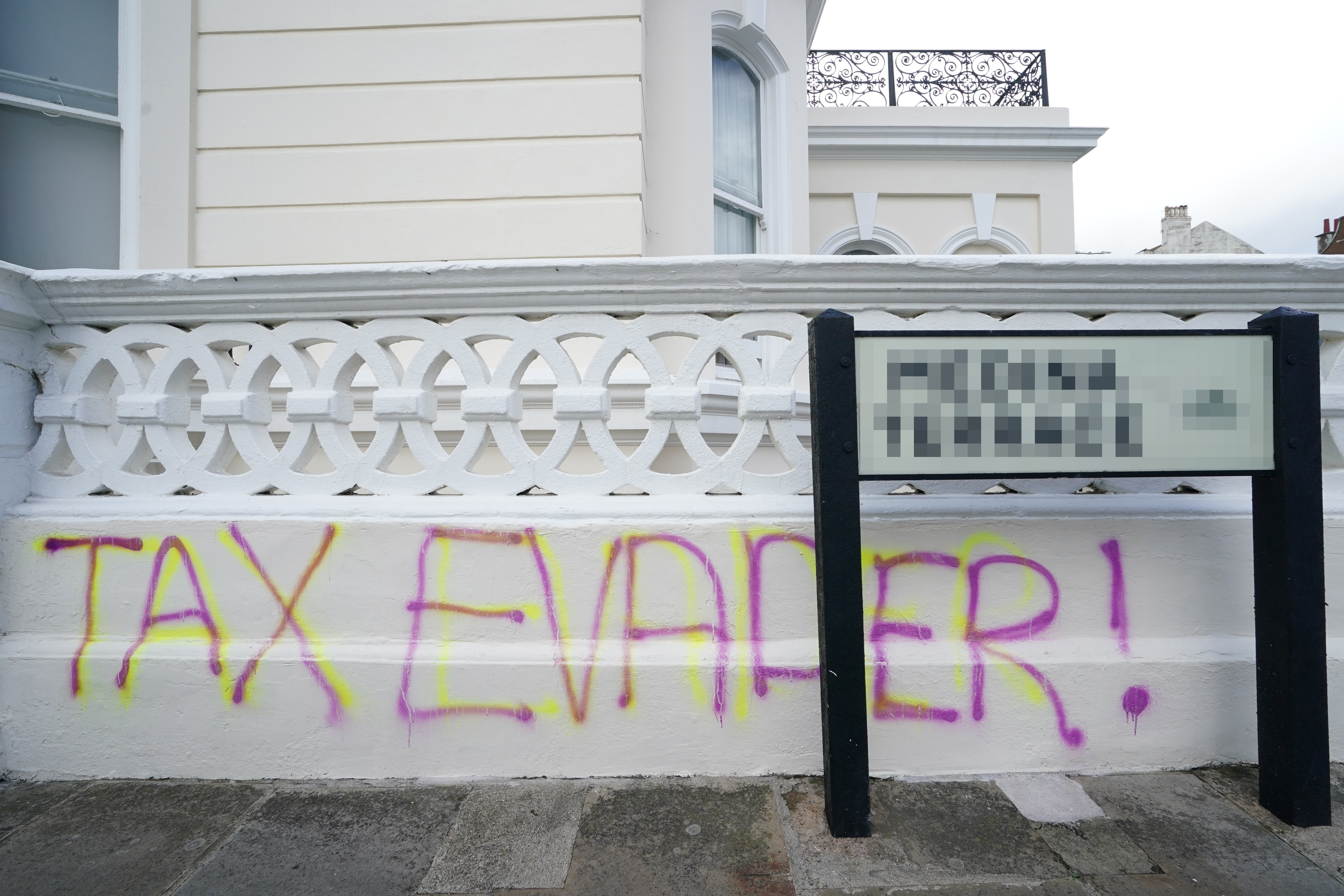 Rayner Graffit What has Angela Rayner done? Deputy prime minister's £800k flat in Hove ...