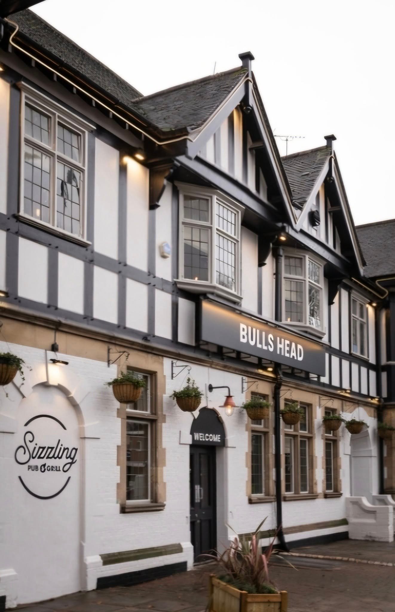 'Looks great': Popular pub in UK city re-opens after refurbishment