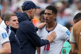 England manager Thomas Tuchel speaks to Jude Bellingham in the hydration break during the FIFA World Cup match against Ghana at the Boston Stadium