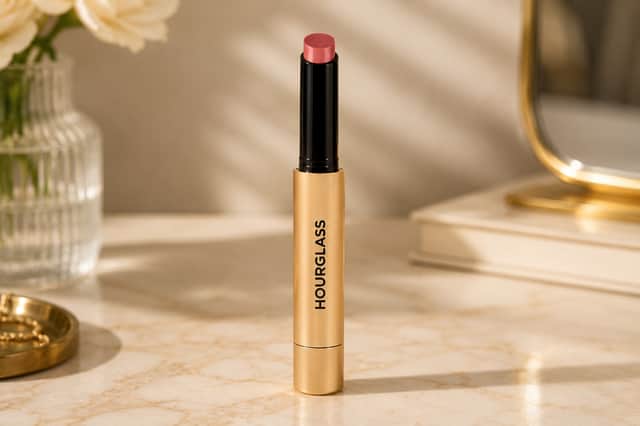 The Hourglass Phantom Volumising Glossy Balm combines the shine of a gloss with the comfort of a nourishing balm for fuller-looking lips.