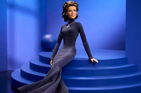 The appearance of the doll pays tribute to the navy, long-sleeved dress Dion wore when she performed Titanic theme song My Heart Will Go On at the Academy Awards in 1998. 