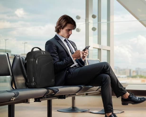 The MATEIN expandable Ryanair cabin backpack features a suitcase-style opening