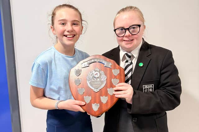Katie Connolly presenting the new Connolly Shield to Willow Sloane for Best Overall Task & Turn Out. SU1144CD26