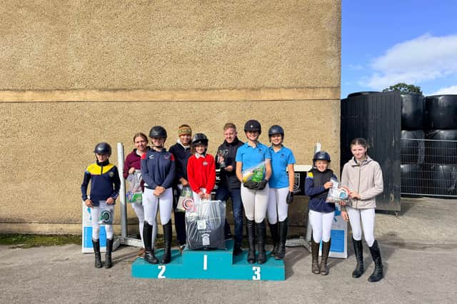 Ride and Run winners being presented with their prizes by Henry Flood. SU0344CD26