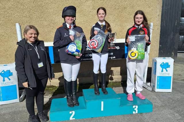 Novice 60cm winners pictured with Samantha Thompson, Omagh High School. SU0744CD26