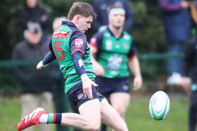 David Maxwell kicks the conversion.