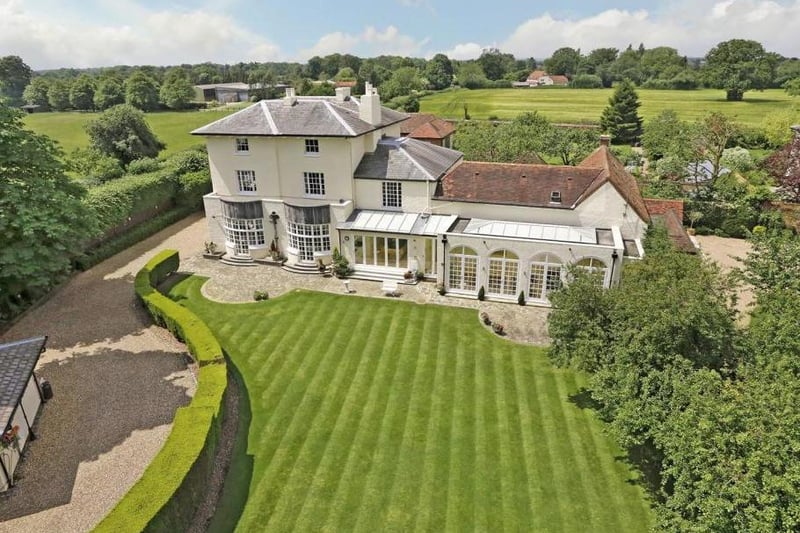 Bovingdon Lodge - 7 bedroom country house for sale in Chipperfield Road, Bovingdon