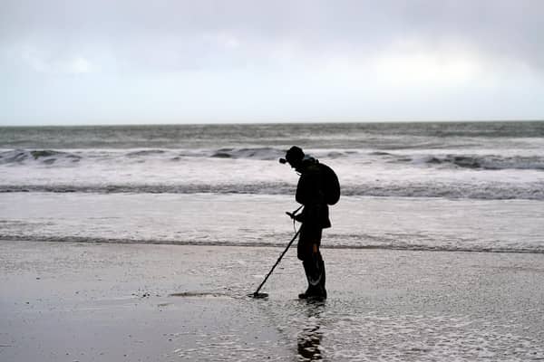 Discover the best Christmas gifts for metal detectorists, from hand warmers and finds bags to pinpointers and premium detectors