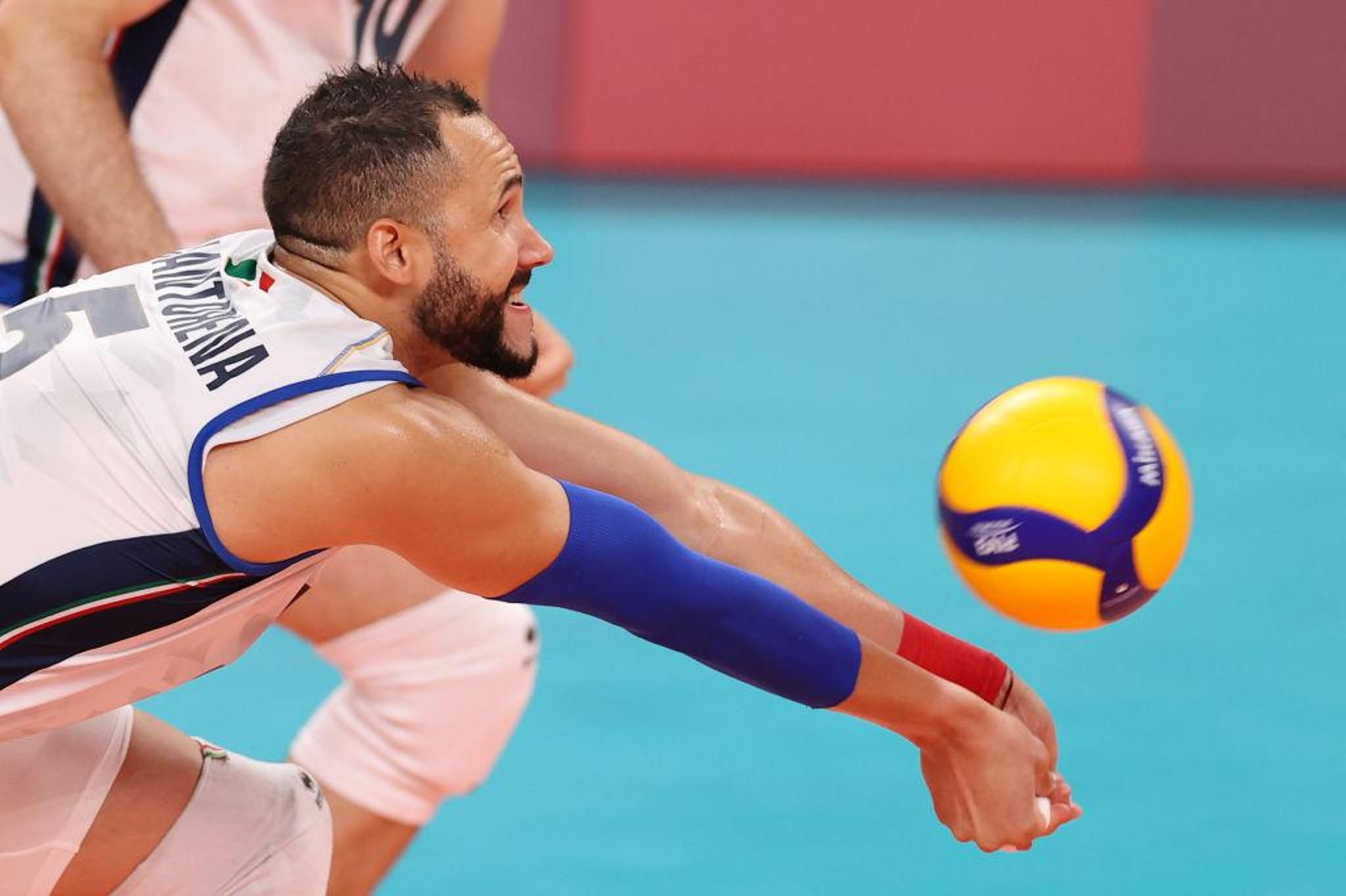 plotseling Adviseren Zegenen Why does one Olympics volleyball player wear a different colour? The reason  Tokyo 2020 teams change a jersey | NationalWorld