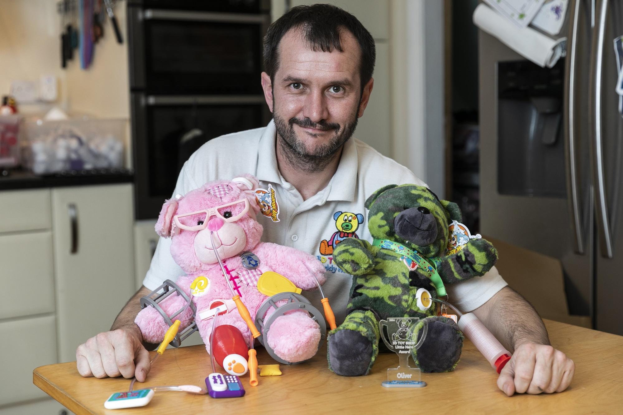 Dad makes 3D printed teddies with medical devices to help sick children cope with surgery