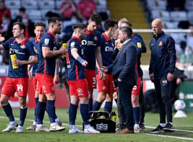 Lee Johnson talks with his Sunderland squad during a break in play in the first leg of their League One play-off semi-final against Lincoln City, which Lincoln won 2-0.