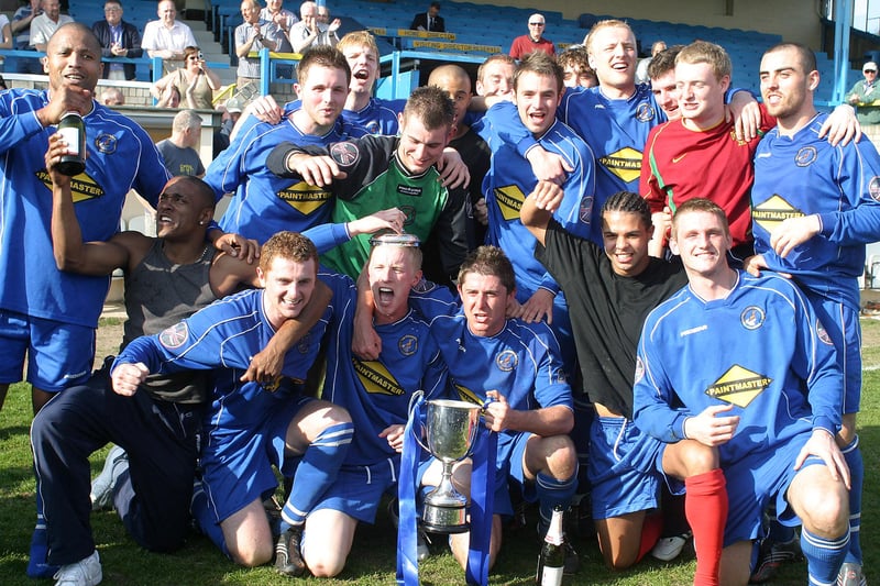 Buxton celebrate their 2007 title win.